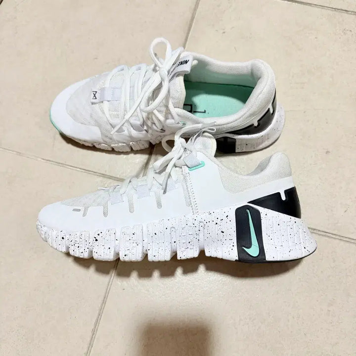 [BUNJANG] Nike Free Metcon 5 White Emerald Sneakers / 나이키 프리 메트콘5 화이트 에메랄드 운동화 245