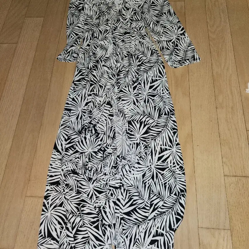 [BUNJANG] Black &amp; White Long Leaf Pattern Sleeve / 블랙&amp;화이트 롱 잎사귀 패턴 슬리브
