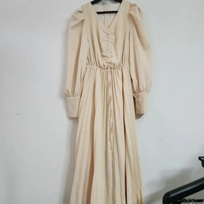 [BUNJANG] Ivory Long Pleated Dress with Puff Sleeves / 아이보리색 롱 플리츠 원피스 퍼프소매