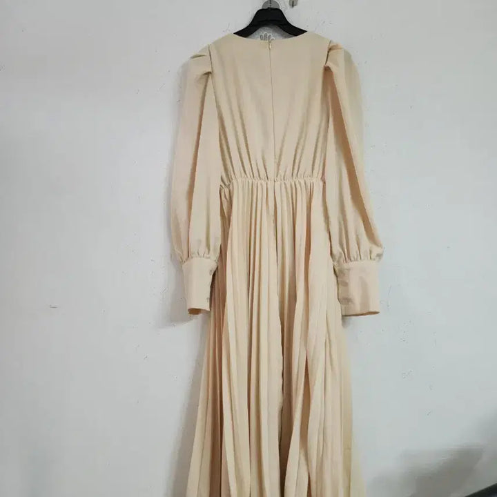 [BUNJANG] Ivory Long Pleated Dress with Puff Sleeves / 아이보리색 롱 플리츠 원피스 퍼프소매