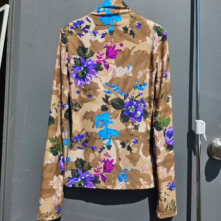 [BUNJANG] Off-White Floral Print Long Sleeve Slim Fit T-shirt / 오프화이트 플라워 패턴 티셔츠