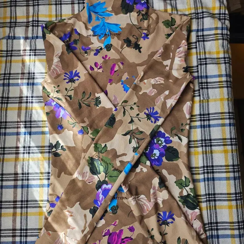 [BUNJANG] Off-White Floral Print Long Sleeve Slim Fit T-shirt / 오프화이트 플라워 패턴 티셔츠