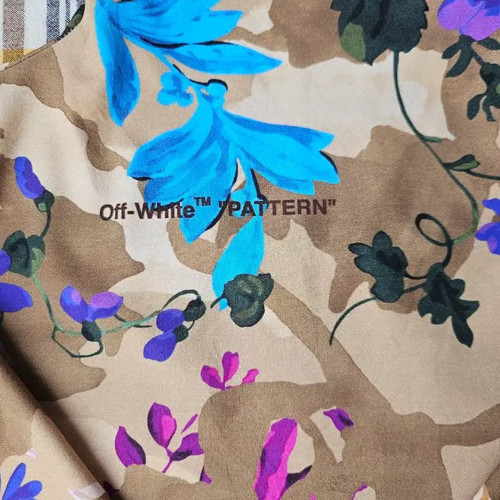 [BUNJANG] Off-White Floral Print Long Sleeve Slim Fit T-shirt / 오프화이트 플라워 패턴 티셔츠