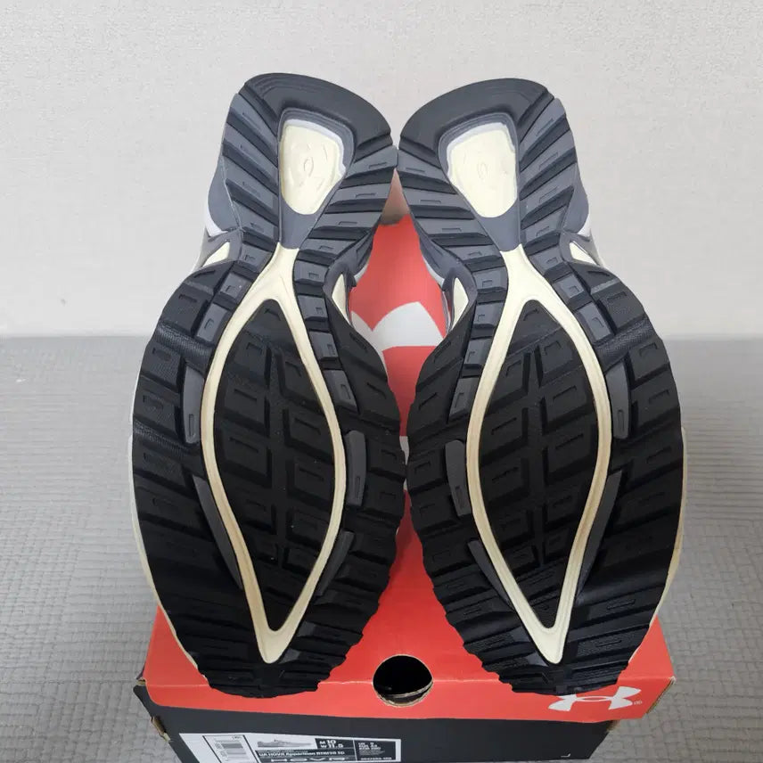 [BUNJANG] Under Armour Hovr Apparition Silver/Black Sneakers / 언더아머 운동화 호버 에퍼리션 실버/브랙