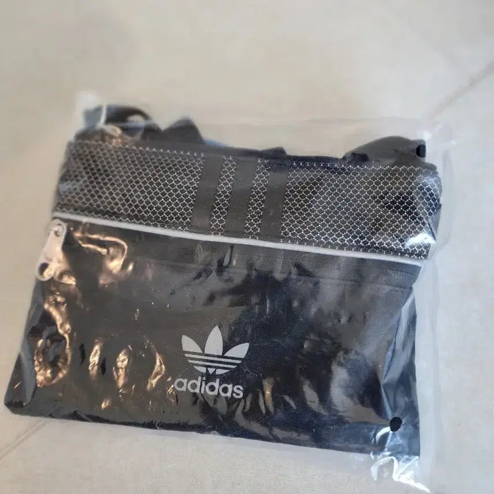 [BUNJANG] Adidas Black White Logo Crossbody Bag / 아디다스 가방
