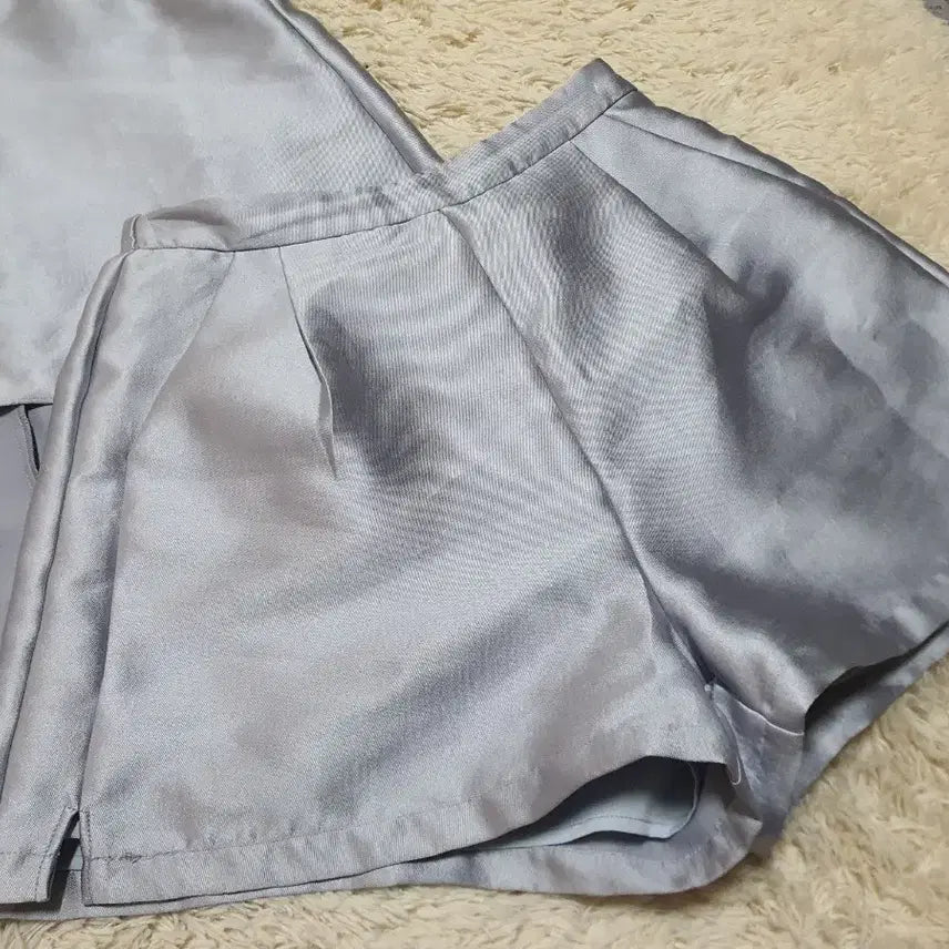 [BUNJANG] Silver Glossy Set Up Blouse and Shorts / 실버 광택 셋업 반팔 블라우스 반바지