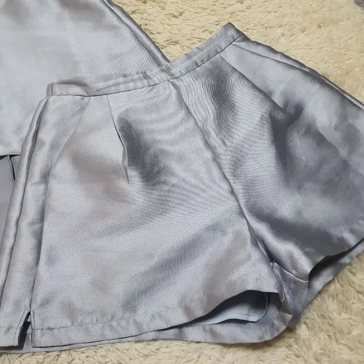 [BUNJANG] Silver Glossy Set Up Blouse and Shorts / 실버 광택 셋업 반팔 블라우스 반바지