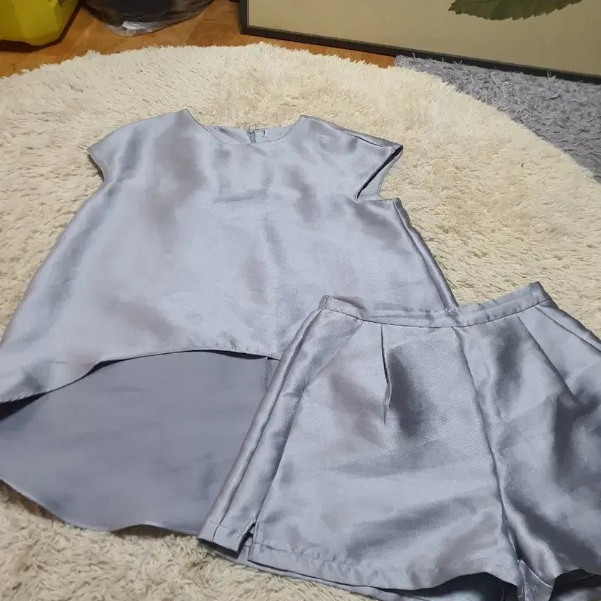 [BUNJANG] Silver Glossy Set Up Blouse and Shorts / 실버 광택 셋업 반팔 블라우스 반바지