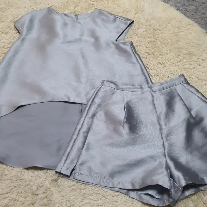 [BUNJANG] Silver Glossy Set Up Blouse and Shorts / 실버 광택 셋업 반팔 블라우스 반바지