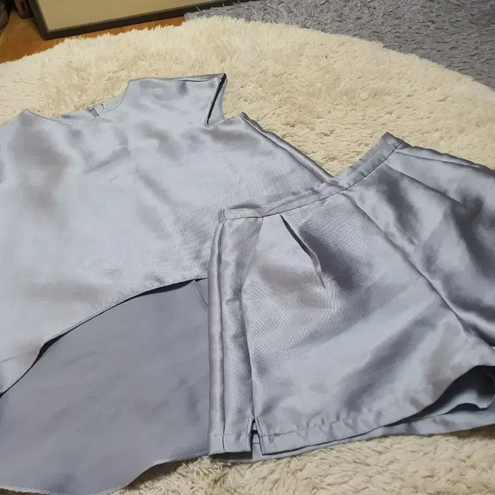 [BUNJANG] Silver Glossy Set Up Blouse and Shorts / 실버 광택 셋업 반팔 블라우스 반바지