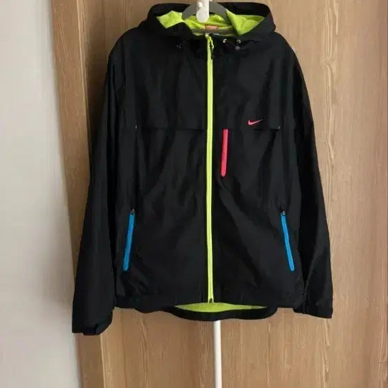 [BUNJANG] Nike Black Windbreaker with Neon Accents / 나이키 블랙 바람막이 형광 포인트