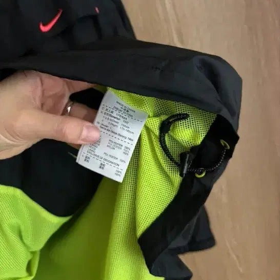 [BUNJANG] Nike Black Windbreaker with Neon Accents / 나이키 블랙 바람막이 형광 포인트