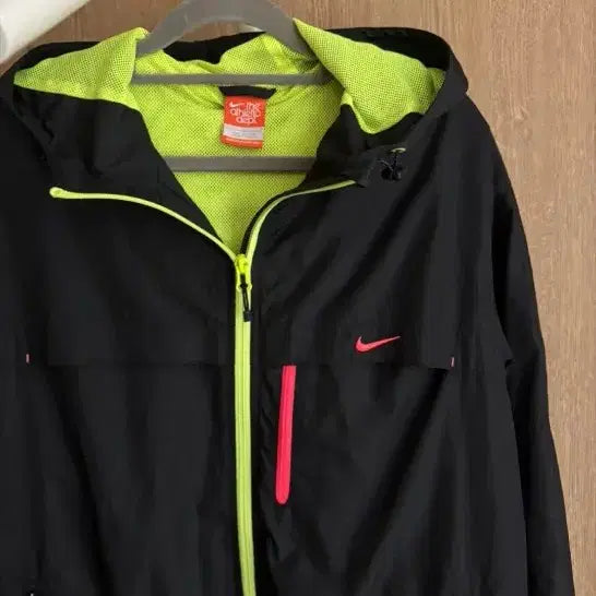 [BUNJANG] Nike Black Windbreaker with Neon Accents / 나이키 블랙 바람막이 형광 포인트