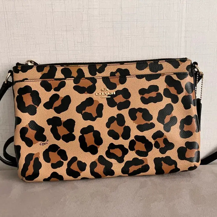 [SOLD OUT] 코치 레오파드 크로스백