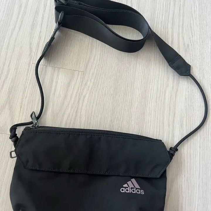 [BUNJANG] Adidas W TR ID Pouch Shoulder Bag / 아디다스 W TR ID 파우치 숄더백 가방