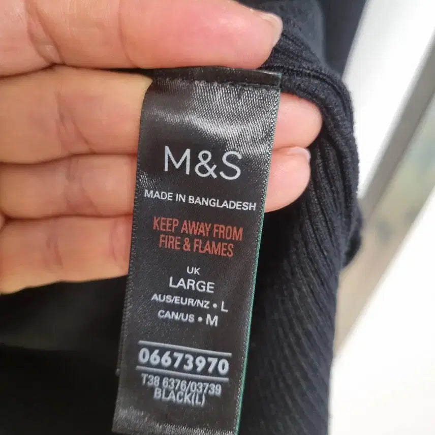 [BUNJANG] Marks &amp; Spencer Black Pearl V-Neck Knit Sweater L / 정품  막스앤스펜서  블랙 진주 브이넥 니트 L