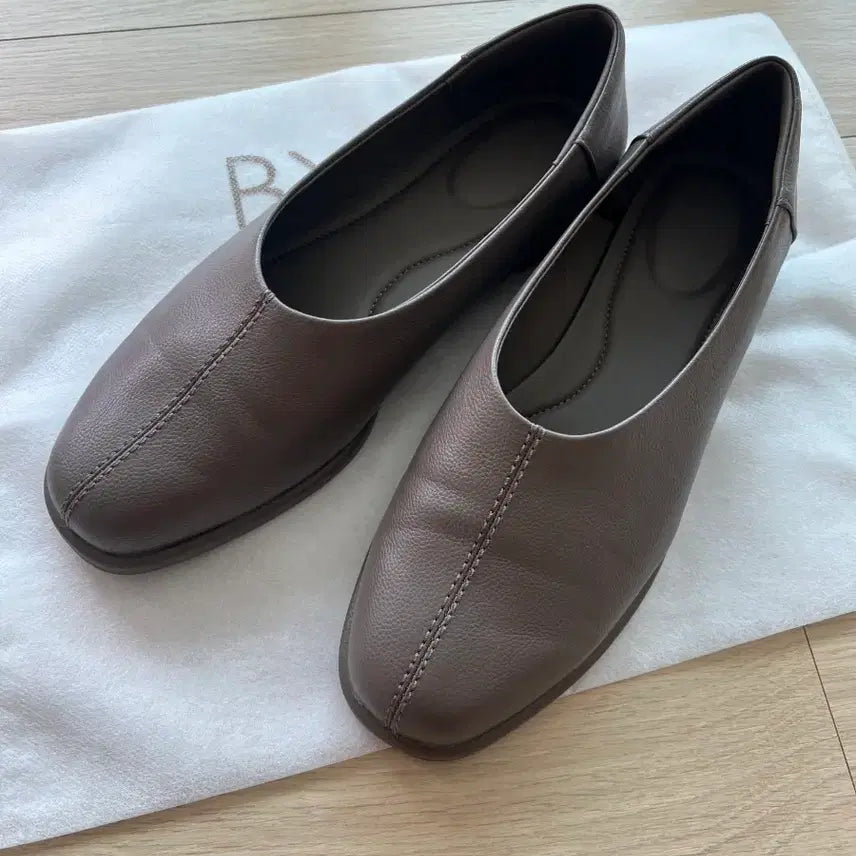 [SOLD OUT] 유니클로 +C  콜라보  에쉬  브라운 240  새상품
