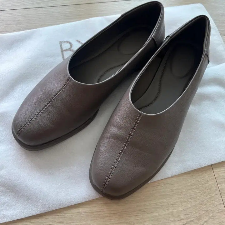 [SOLD OUT] 유니클로 +C  콜라보  에쉬  브라운 240  새상품