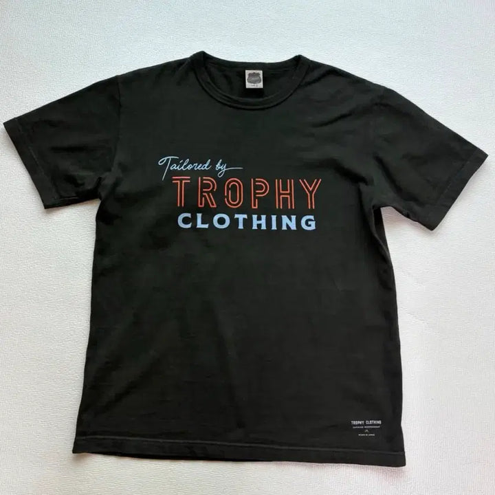 [BUNJANG] Trophy Clothing Tailored Logo OD T-shirt (Gun Black) / 트로피클로딩 tailored logo OD 티셔츠 (Gun Black)