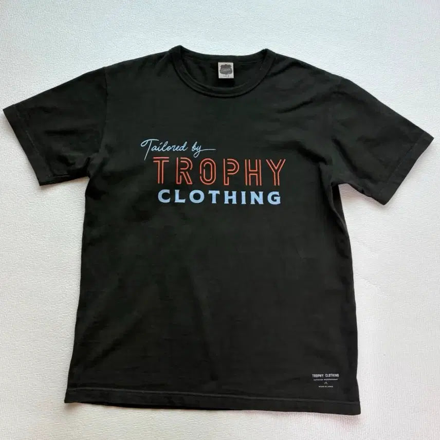 [BUNJANG] Trophy Clothing Tailored Logo OD T-shirt (Gun Black) / 트로피클로딩 tailored logo OD 티셔츠 (Gun Black)