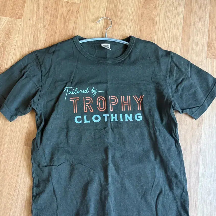 [BUNJANG] Trophy Clothing Tailored Logo OD T-shirt (Gun Black) / 트로피클로딩 tailored logo OD 티셔츠 (Gun Black)