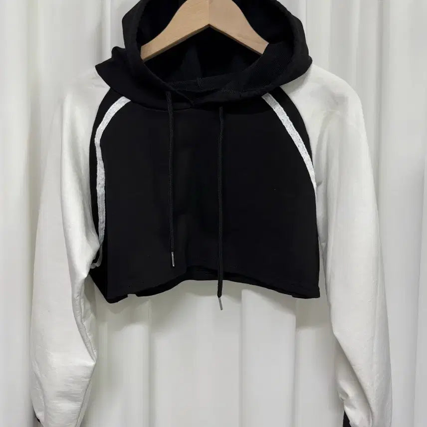[BUNJANG] Color Block Crop Hoodie / 블랙/화이트 배색 크롭 후드티