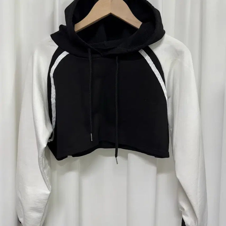 [BUNJANG] Color Block Crop Hoodie / 블랙/화이트 배색 크롭 후드티