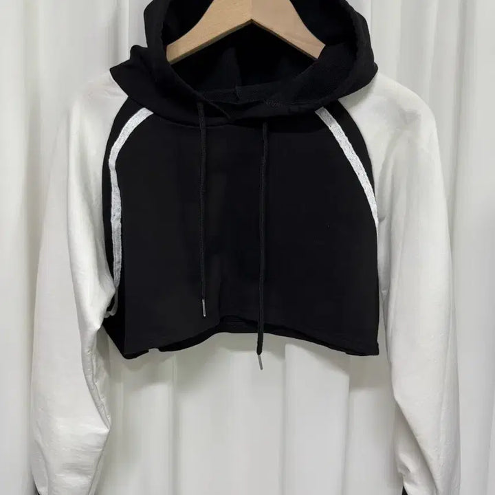[BUNJANG] Color Block Crop Hoodie / 블랙/화이트 배색 크롭 후드티
