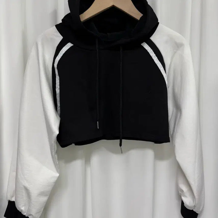 [BUNJANG] Color Block Crop Hoodie / 블랙/화이트 배색 크롭 후드티