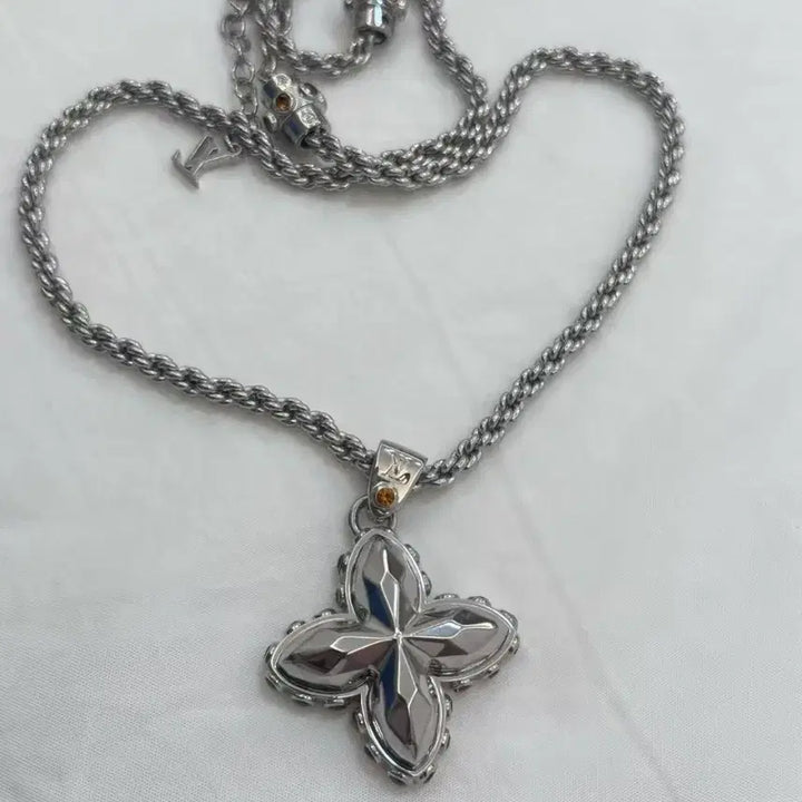 [BUNJANG] Louis Vuitton Classic Silver Necklace / 루이비통 트렌디하면서도 클래식한 목걸이