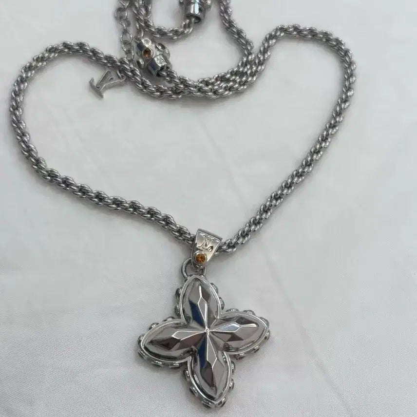 [BUNJANG] Louis Vuitton Classic Silver Necklace / 루이비통 트렌디하면서도 클래식한 목걸이
