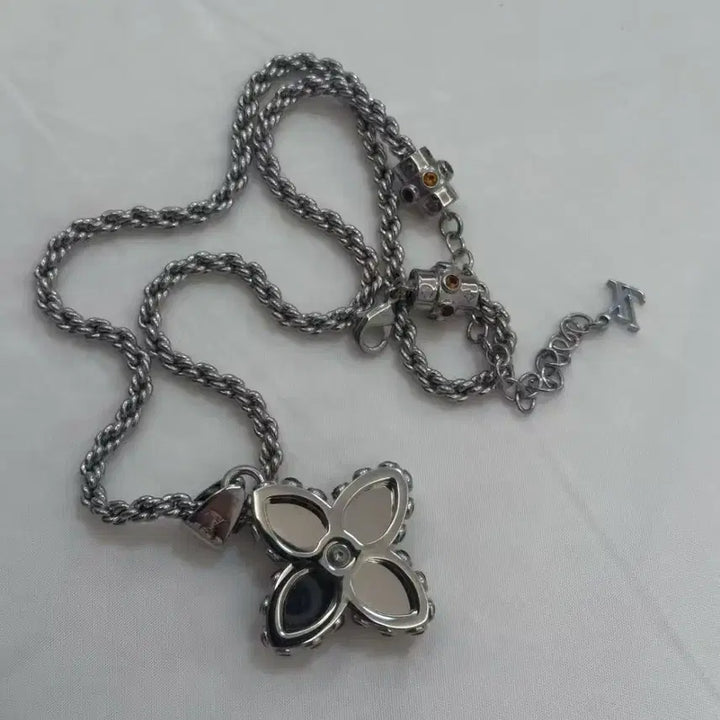 [BUNJANG] Louis Vuitton Classic Silver Necklace / 루이비통 트렌디하면서도 클래식한 목걸이