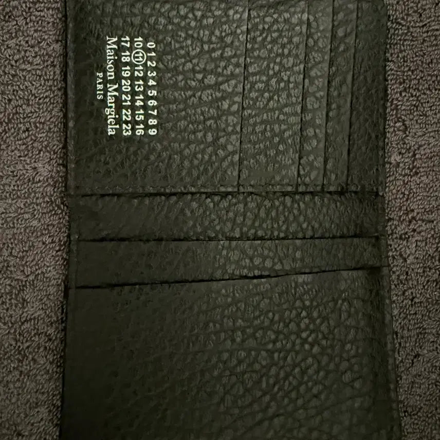 [SOLD OUT] 메종 마르지엘라 보빈 레더 키드 홀더 블랙