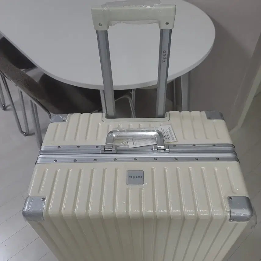 [SOLD OUT] 화이트컬러 onda 온다 28인치 캐리어 새제품