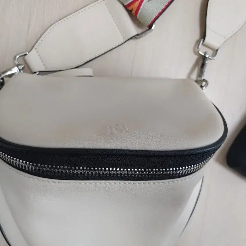 [BUNJANG] Benetton Leather Crossbody Bag / 베네통 가죽 크로스백
