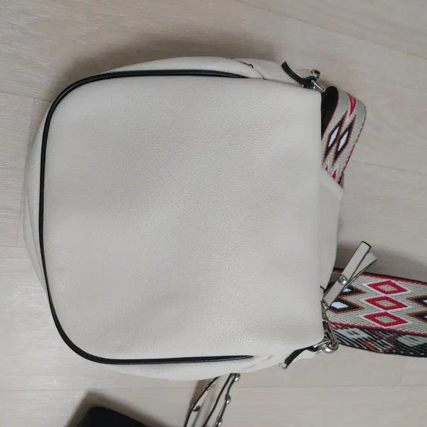 [BUNJANG] Benetton Leather Crossbody Bag / 베네통 가죽 크로스백
