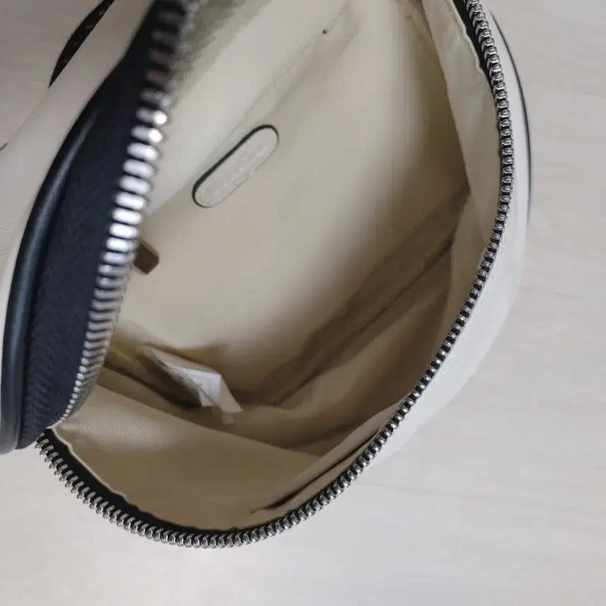 [BUNJANG] Benetton Leather Crossbody Bag / 베네통 가죽 크로스백