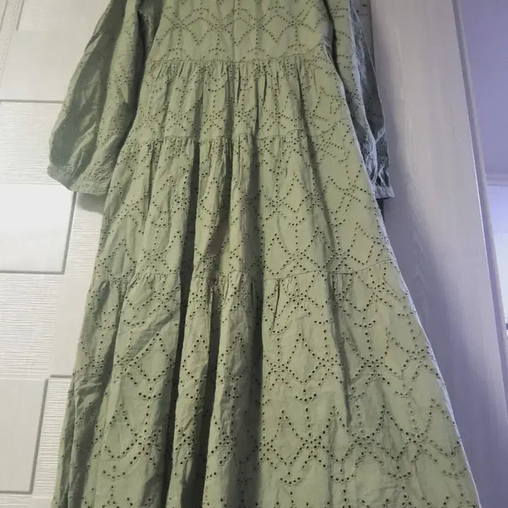 [SOLD OUT] 펀칭 플레어 레이스 롱 원피스
