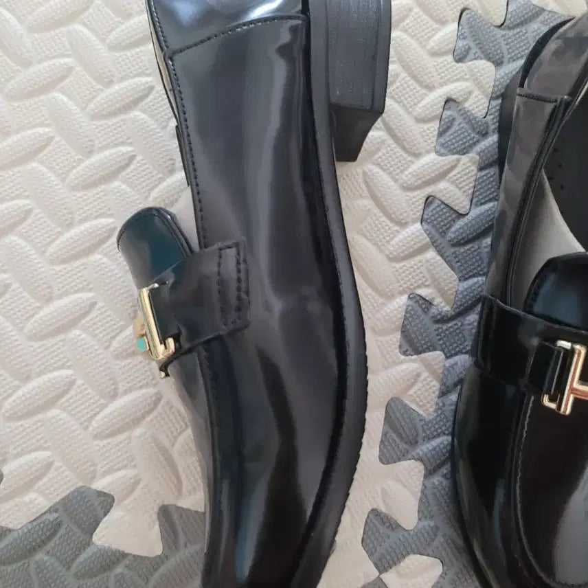 [BUNJANG] Black Enamel Buckle Heels (245) / 에나멜구두 245 새제품