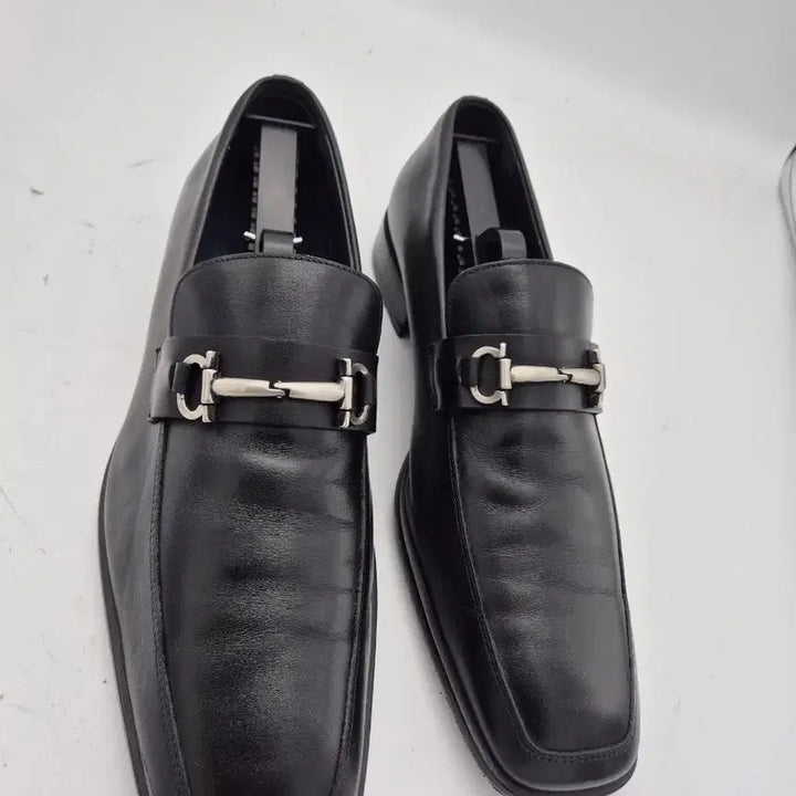 [SOLD OUT] 페라가모 블랙 남성 로퍼 간치니 장식