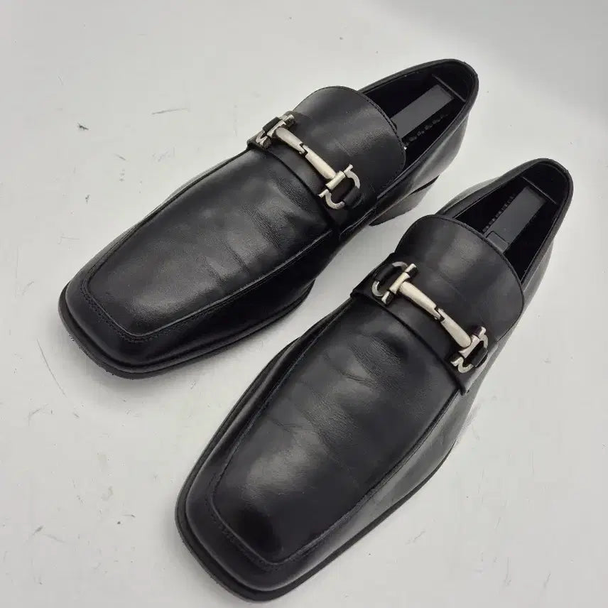 [SOLD OUT] 페라가모 블랙 남성 로퍼 간치니 장식
