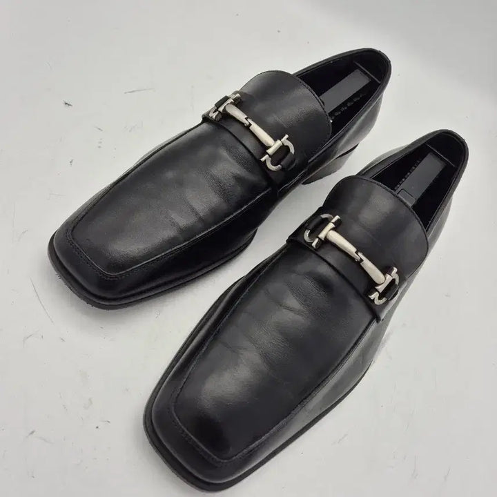 [SOLD OUT] 페라가모 블랙 남성 로퍼 간치니 장식