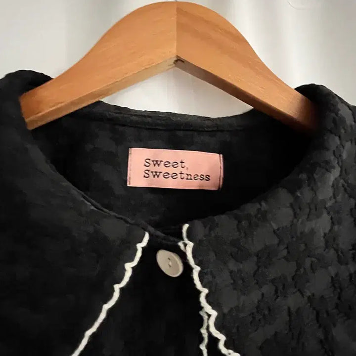 [BUNJANG] SweetSweetness Embroidered Colorblock Crop Blouse / SweetSweetness 자수 배색 크롭 블라우스