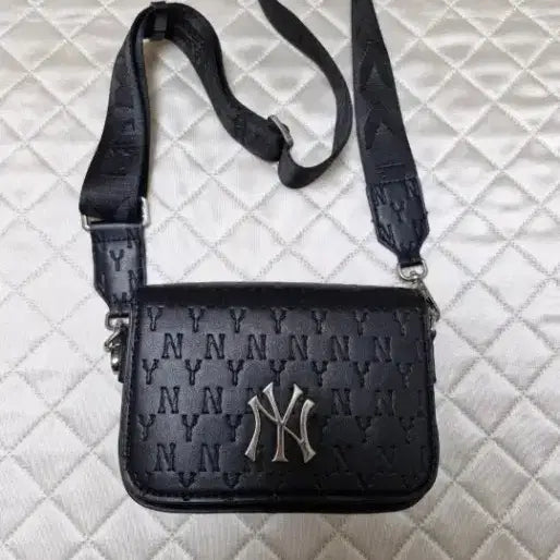 [BUNJANG] MLB Monogram Black Crossbody Bag / MLB 모노그램 블랙 크로스백