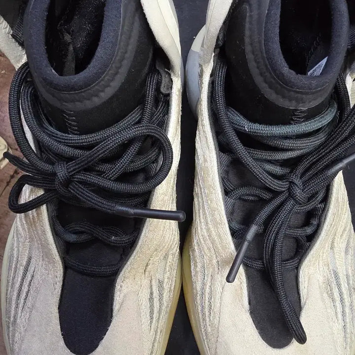 [BUNJANG] Adidas Yeezy Quantum Lifestyle Shoes (Size 275) / 아디다스 이지 퀀텀라이프 스타일 275