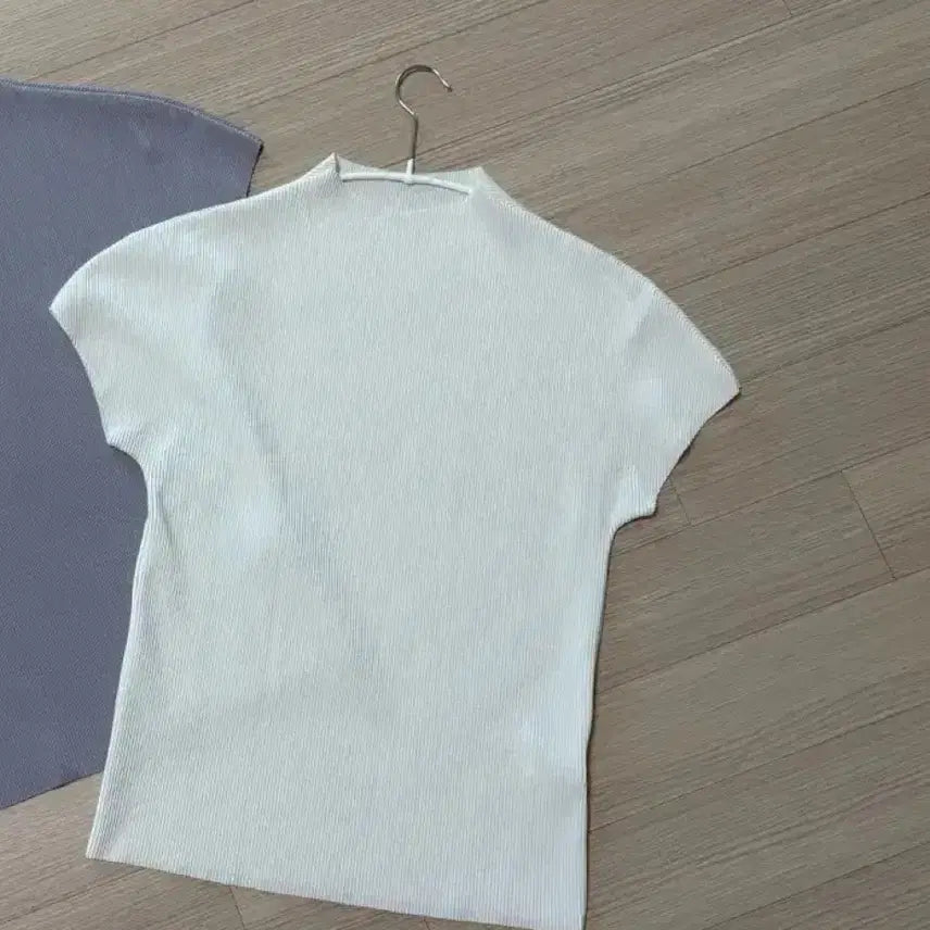 [SOLD OUT] 그레이룸 플리츠 반목 반팔 2종