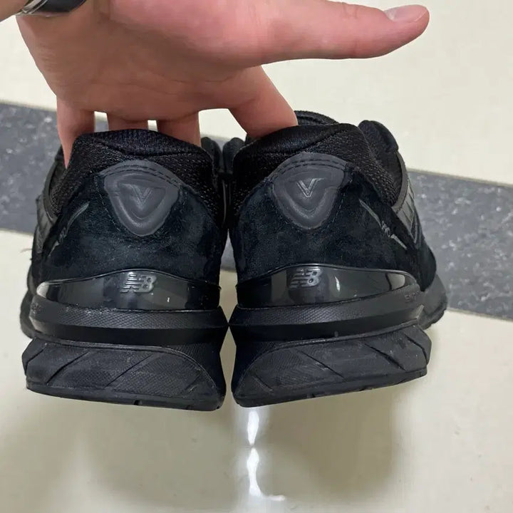 [BUNJANG] New Balance 990v5 Triple Black Sneakers / 뉴발란스 990v5 트리플블랙 265 D