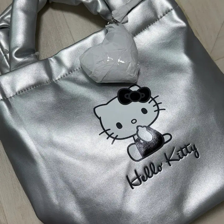 [BUNJANG] Hello Kitty 2-Way Tote Bag (Silver) / (미사용) 헬로키티 2WAY 토트백(실버) 은색 가방