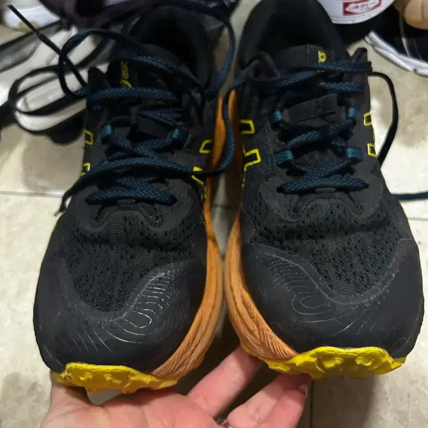 [BUNJANG] ASICS Trabuco Max 2 Running Shoes / 아식스 1011b606 트라부코 맥스 2 블랙 골든 옐로우 러닝화 265