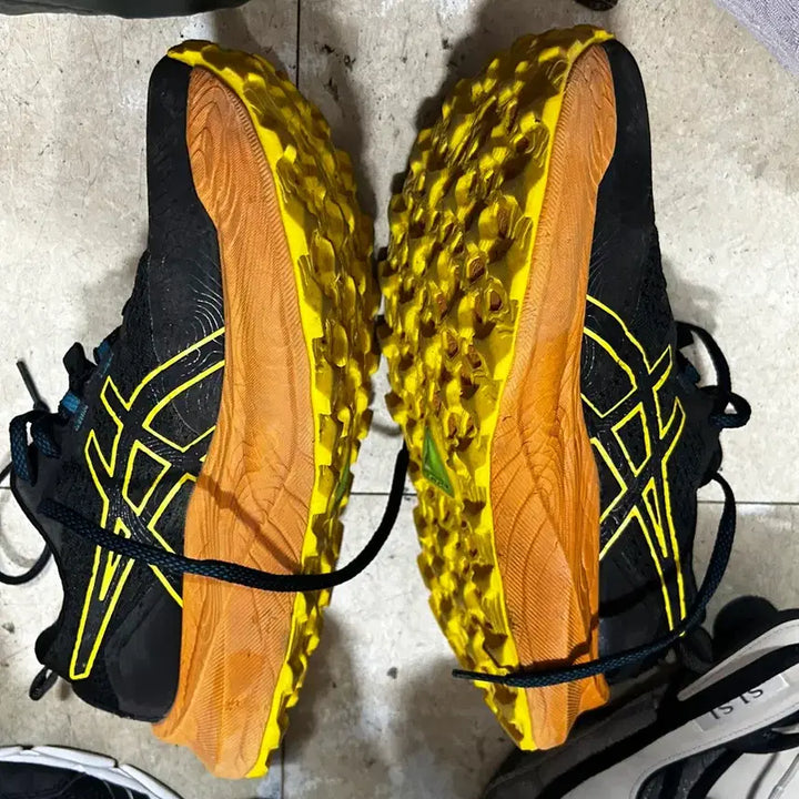 [BUNJANG] ASICS Trabuco Max 2 Running Shoes / 아식스 1011b606 트라부코 맥스 2 블랙 골든 옐로우 러닝화 265